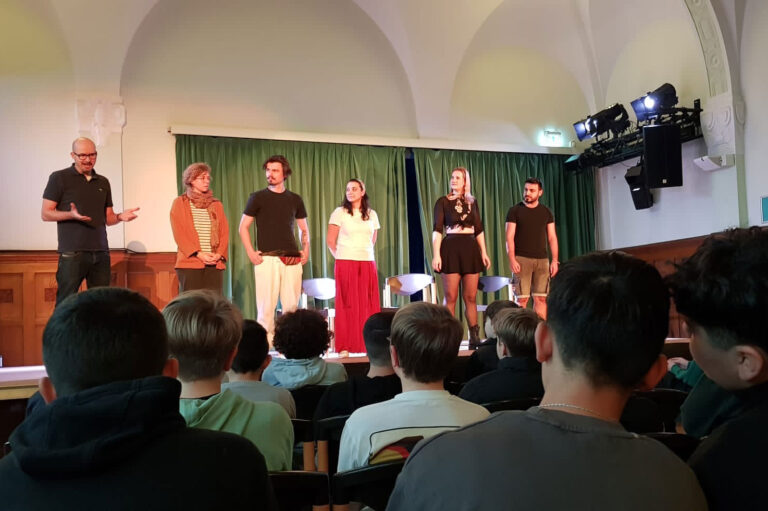 Interaktives Theater