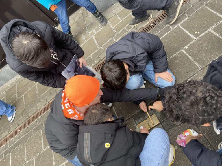 Den Stolpersteinen auf der Spur