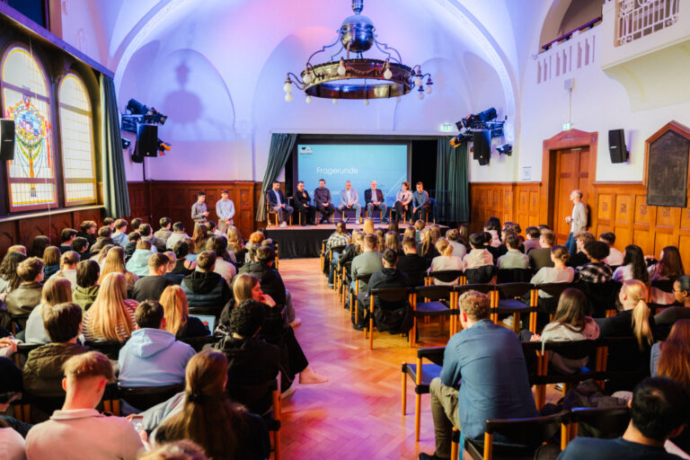 Demokratie LIVE erleben – Podiumsdiskussion @NEG