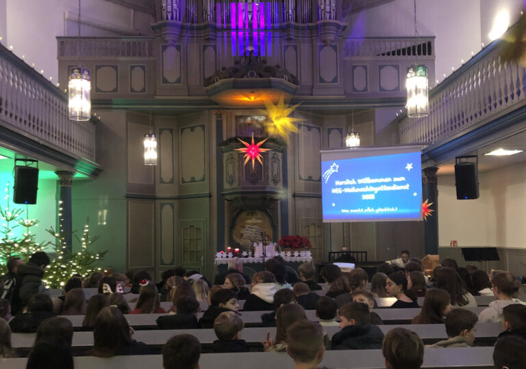 Licht ins Dunkel bringen – Weihnachtsgottesdienst am NEG